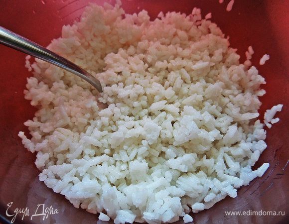 Рис заранее отварить. Я его тоже варю в мультиварке. Там 3 программы только для риса!