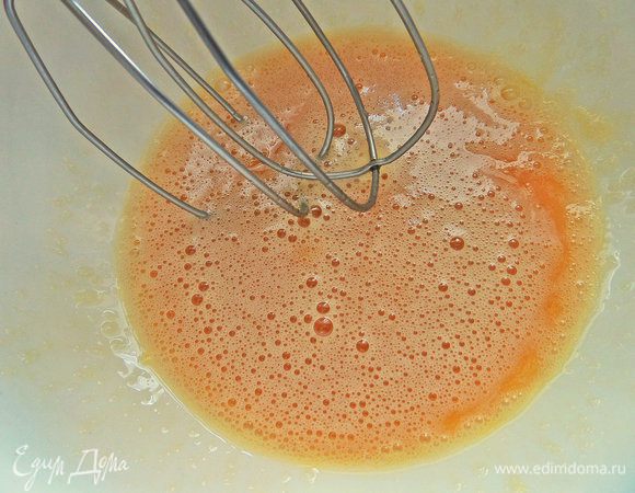 Яйца взбить с сахаром.