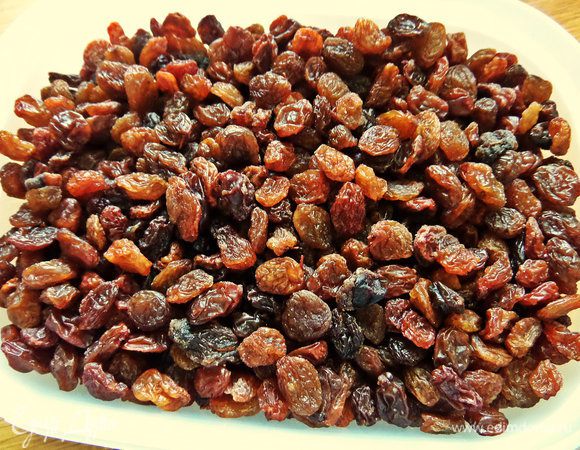 Изюм промыть, просушить.