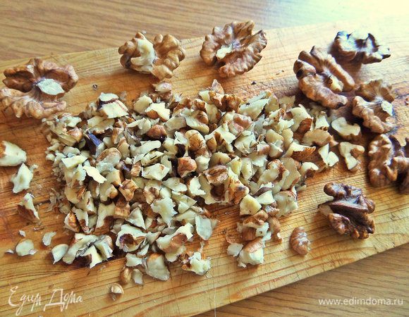 Орехи порубить.