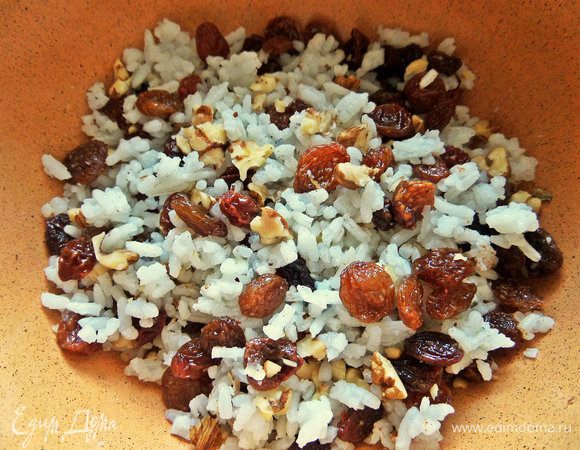 Смешать с рисом изюм и орехи.