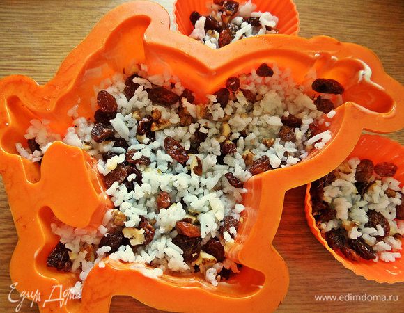 Заполняем рисовой смесью. Переносим в поддон для пара.