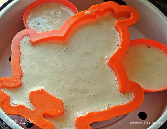 Заполняем молочным составом. У меня вышли еще 2 порционные формочки.