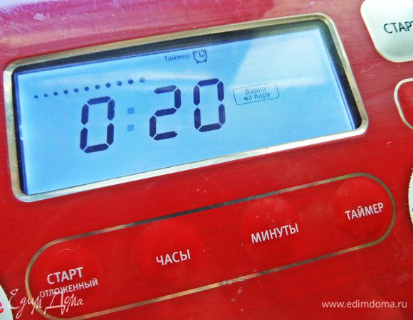 Наливаем в чашу мультиварки литр воды, ставим поддон. Закрываем крышку и устанавливаем программу "на пару".