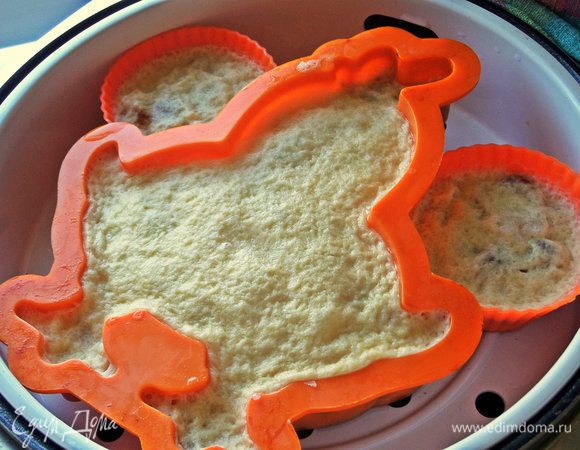 Пудинг поднимется при готовке, потом осядет. Ждем, когда остынет хотя бы наполовину.