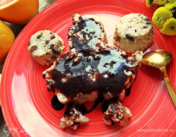 Поливаем шоколадным соусом.