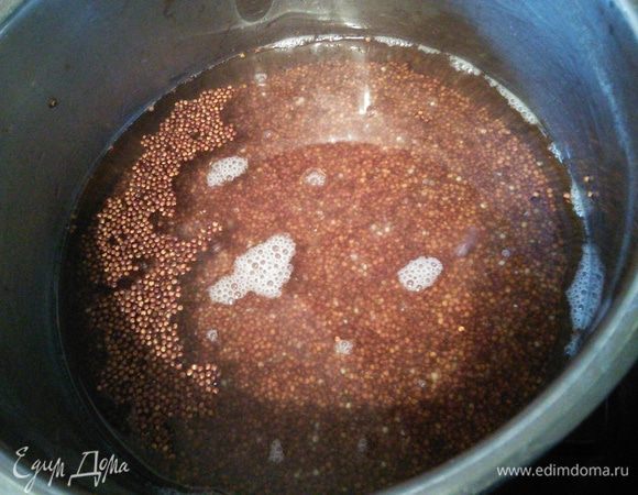 Киноа отварить согласно упаковке, слить воду и остудить. У меня красный киноа. 