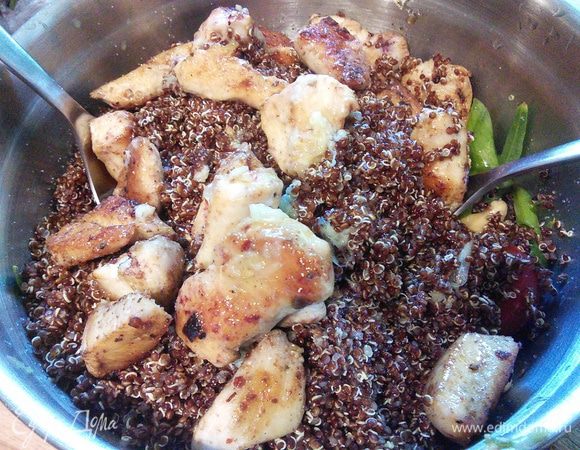 Все ингредиенты соединить в салатнице, заправить солью, перцем и соком лайма. 