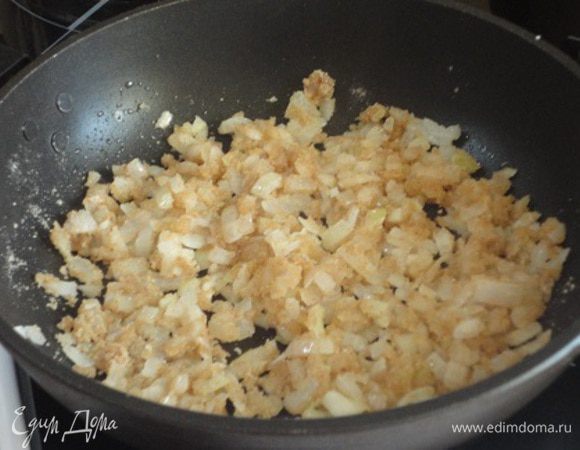 Лук нарезать мелкими кубиками.
В сотейнике разогреть сливочное и растительное масло и обжарить лук с панировочными сухарями до прозрачности лука. Остудить.
