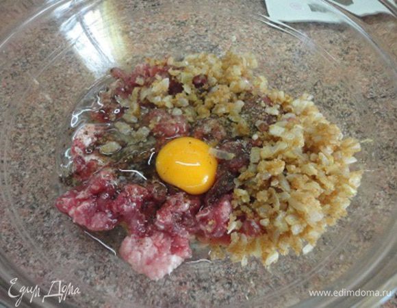 Смешать фарш с жареным луком, яйцом, белком, солью, перцем и майораном.