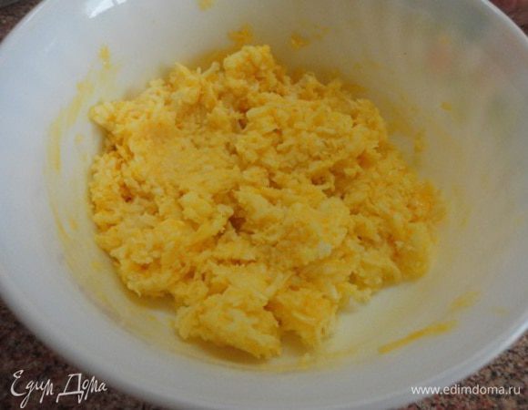 Домашний сыр, тертый твердый сыр смешать с яйцом. Перец нарезать произвольно полосками или кусочками.