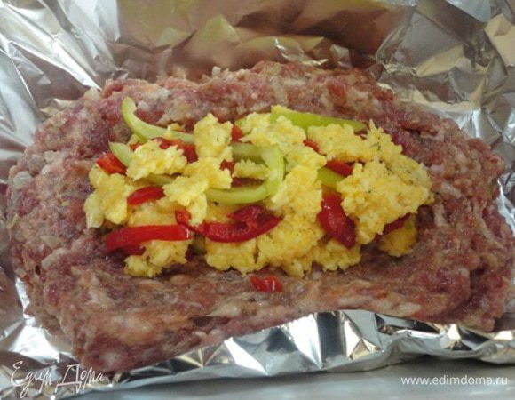 Форму для запекания выстлать фольгой и смазать маслом. Мясной массе придать овальную форму, в середине сделать углубление и заполнить сырной начинкой.