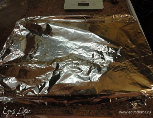 Накрыть фольгой так, чтобы она не касалась ломтиков сыра.