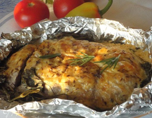 Запекать 50 минут в духовке при температуре 200°C. Затем развернуть фольгу и продолжить запекание еще 10 минут, до румяной сырной корочки.