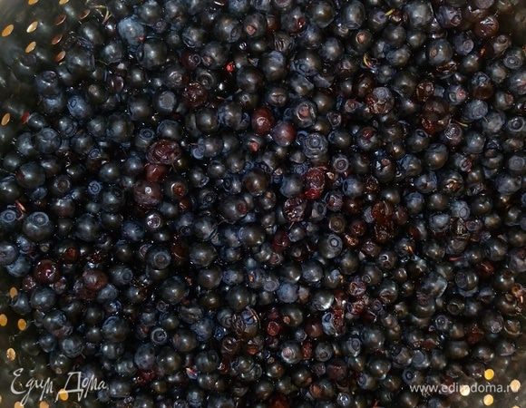 Чернику промыть, измельчить (я воспользовалась кухонным комбайном). У мяты сорвать листочки и добавить к чернике, так же добавить 2 ст. л/ сахара и пакетик желирующего вещества (у меня годами проверенный Желфикс), и сок половины лимона. Взбить до состояния пюре.