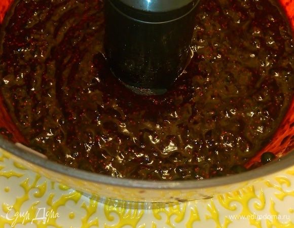 Довести до кипения на медленном огне, помешивая.