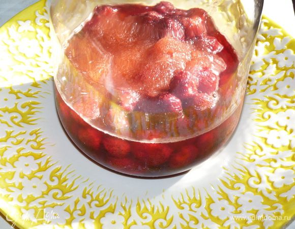 Ягоды промыть. Банку 3 л простерилизовать. Засыпать ягоды, добавить сахар и перец горошком. Поставить в прохладное место, пускай ягоды пустят сок.