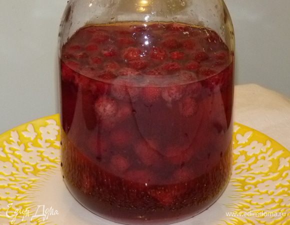 Добавить качественную, проверенную водку. Если ягод меньше, то напиток получится более концентрированный. Встряхнуть, что бы сахар лучше растворился. Я уже делаю "на глаз", без строгих пропорций. Если ягоды доверху банки (3 л), то водки нужно около 1,2 л. Из такой банки выходит около 1,5 л настойки.