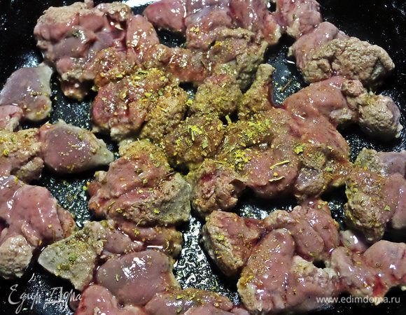 Затем обжарить с приправами. Я в процессе нарезала на более мелкие кусочки.