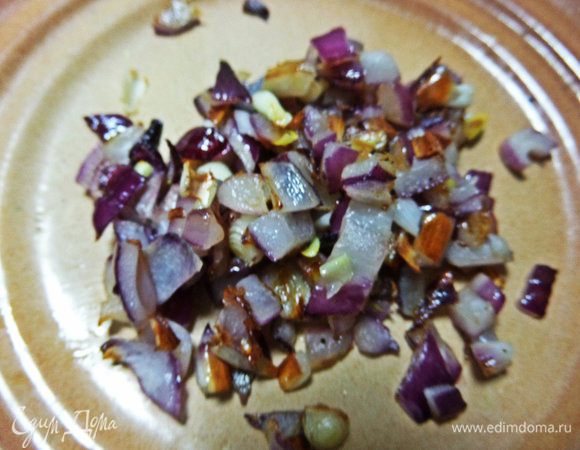 В отдельной сковороде обжарить лук, но в принципе необязательно.