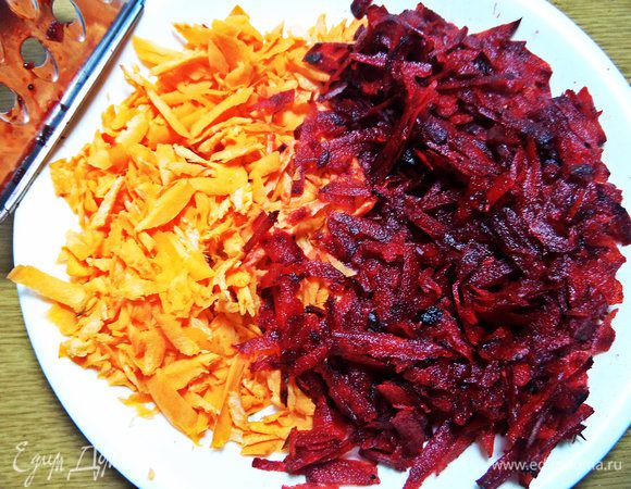 Переходим к овощной "шубке". Свеклу и морковку крупно натереть.