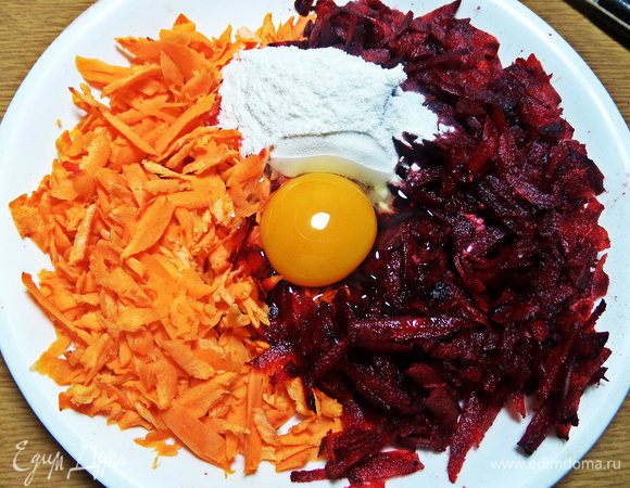 Вбить яйцо с мукой.