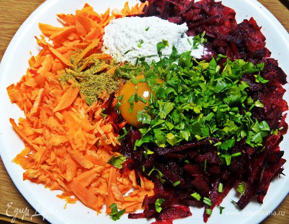 Добавить приправы, зелень.