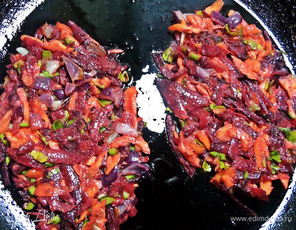 На разогретую с маслом сковороду положить слой овощей и сформировать порционно ровным слоем.