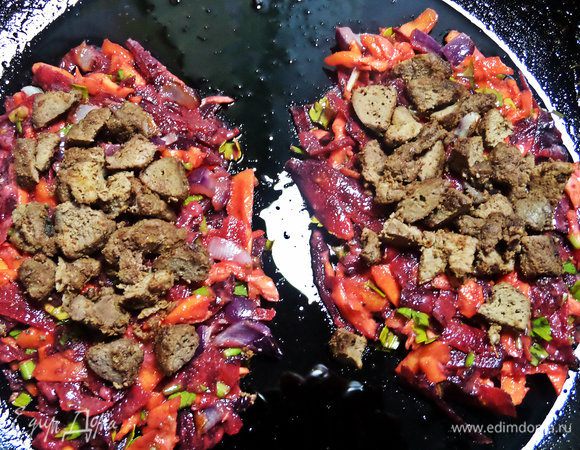 В центр каждой "котлетки" положить обжаренную печенку.