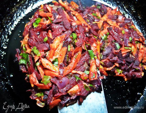 Широкой лопаткой осторожно перевернуть.