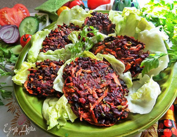 Котлеты уже самодостаточное блюдо, поэтому просто подаем на листьях салата. У меня Айсберг.