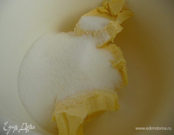 Сливочное масло мягкое (маргарин) взбить с сахаром и ванильным сахаром.