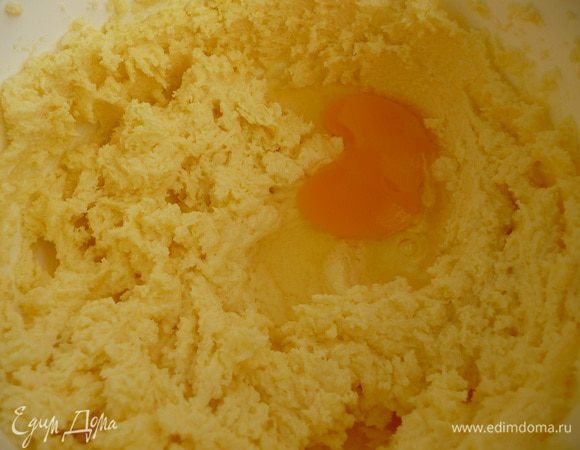 В масляную смесь добавляем по одному яйцу и продолжаем взбивать.
