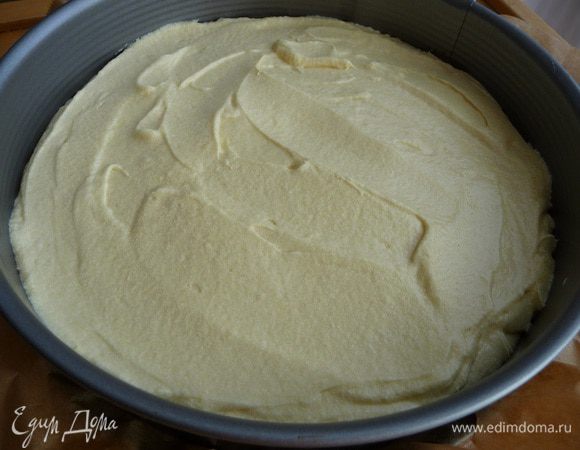 Духовку разогреть до 175°C. Форму для выпечки (26 см) застелить пекарской бумагой, выложить в нее тесто.