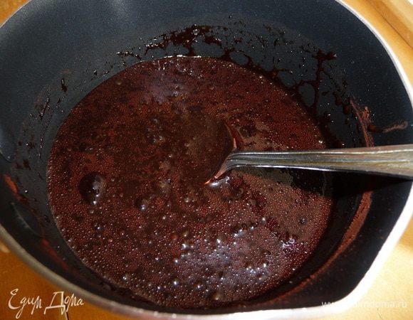 Готовим заливку. В небольшом количестве кипятка (от общего объема) развести какао-порошок, сахар, кофе, ром. Хорошо перемешать, чтобы не было комочков, добавить остатки кипятка и оставить остывать при комнатной температуре.