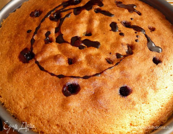 Дать пирогу остыть в форме 15 минут. Спицей (автор сделала китайскими палочками) делаем дырочки и в них заливаем заливку. Заливать можно через воронку или кружкой с носиком. У меня спицы нет, взяла кондитерский шприц с узкой насадкой, ей делала углубления и наливала по 1 ст. л. заливки. Можно заливать и больше.