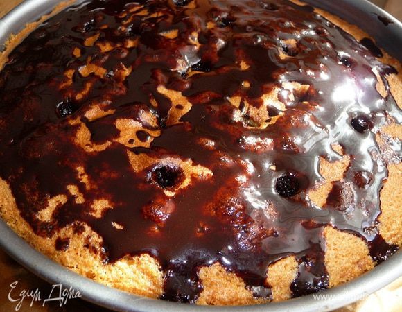 Остатками заливки залить пирог.