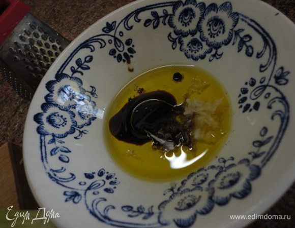 Для заливки смешать оливковое масло, бальзамический уксус и чеснок.