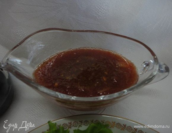 Помидор без кожицы натереть на мелкой терке, посолить, поперчить и все соединить.