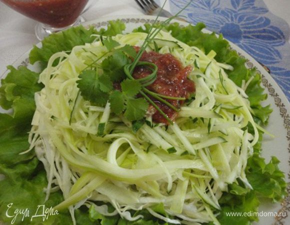 Перед подачей заправить салат томатной заливкой и перемешать.
По-летнему свежо!