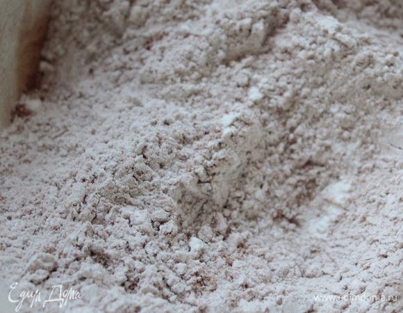 Смешать оба вида муки, разрыхлитель, соль и кэроб. 