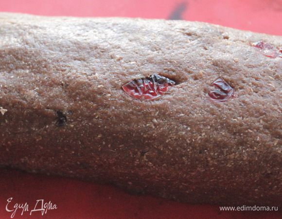 Уменьшить скорость миксера и добавить сухие ингредиенты, замесить тесто. Добавить клюкву, перемешать.
Сформировать из теста два батончика, выложить их на противень, немного приплюснуть руками и выпекать в разогретой до 180°C духовке 30 мин. 