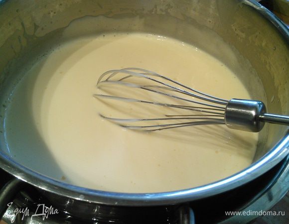 Перелить всю массу в кастрюлю и на среднем огне, постоянно помешивая  довести смесь до загустения. Как только вы почувствуете сопротивление венчику, крем готов. Идеальная температура крема 80-84°C, но не выше, иначе яйца превратятся в омлет. Снять с огня и поставить на ледяную баню для быстрого охлаждения, некоторое время необходимо помешивать крем, чтобы он не свернулся. Охладить до комнатной температуры. 