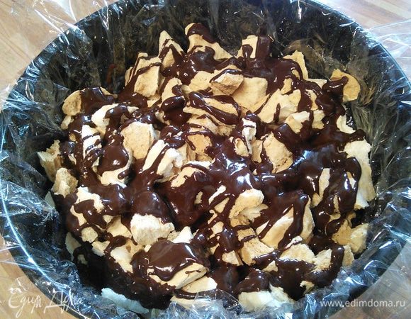 Разъемную форму выложить пищевой пленкой с "запасом". Половину остывшего безе раскрошить в миску и полить 2/3 шоколадного сиропа, перемешать, выложить на дно формы, легко утрамбовать и поставить на 30 мин в морозилку. Рецепт шоколадного сиропа можно посмотреть здесь 

http://www.edimdoma.ru/retsepty/80825-shokoladnyy-sirop
Можно просто растопить шоколад со сливками, дать остыть и загустеть. 
