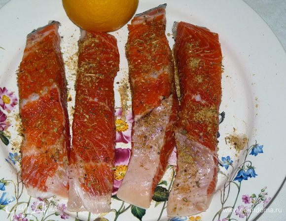 Стейки форели разрезать. Полить лимонным соком, посолить, натереть специями и отложить, пусть немного промаринуются.