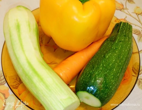 Тем временем нарезаем овощи кольцами, перец — полосками.