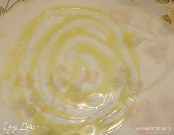 Пергамент для запекания сложить вдвое, чтобы получился прямоугольник. Смазываем по 1 ст. л. оливкового масла, не захватывая края.