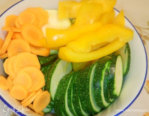 Овощи солим. Измельчаем зелень.