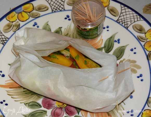 Формируем "кармашки", скрепив пергамент зубочистками.