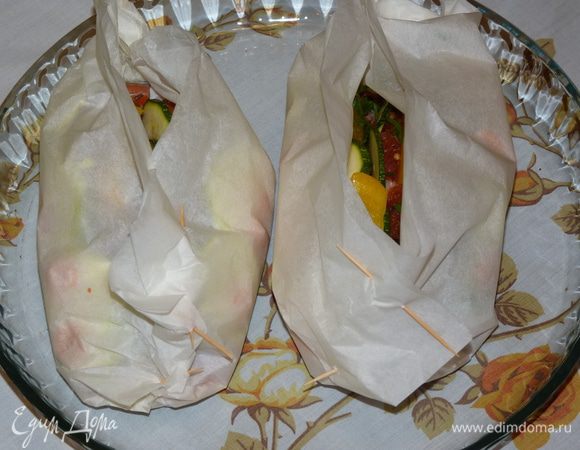 В каждый наливаем по 1 ст. л. белого вина, ставим в форму для запекания и отправляем в заранее разогретую до 160°C духовку на 35 минут.